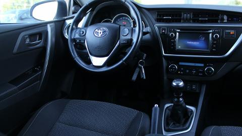 Toyota Auris II  (132KM) - 45 900  PLN, 2015 - Piotrków Trybunalski - wyprzedaż | Autoria.pl
